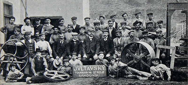 Period photograph of the group of employees of the factory Vltavský (1910)